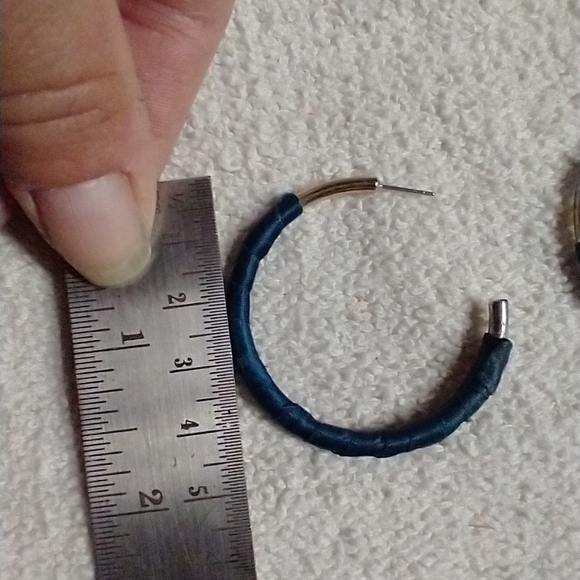 Silvertone blue cloth wrapped half hoop post earrings no backs - Picture 2 of 2